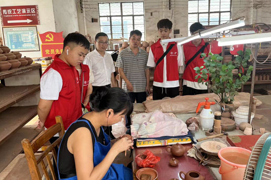 前往坭兴陶产业园调研学习。学校供图