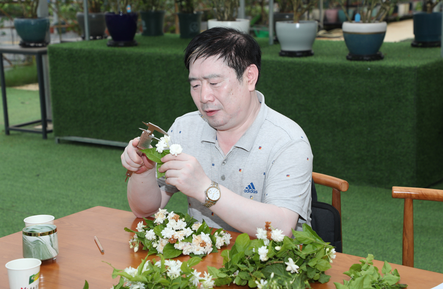 广西科技特派员到横州指导茉莉花新品种植。陈国海摄