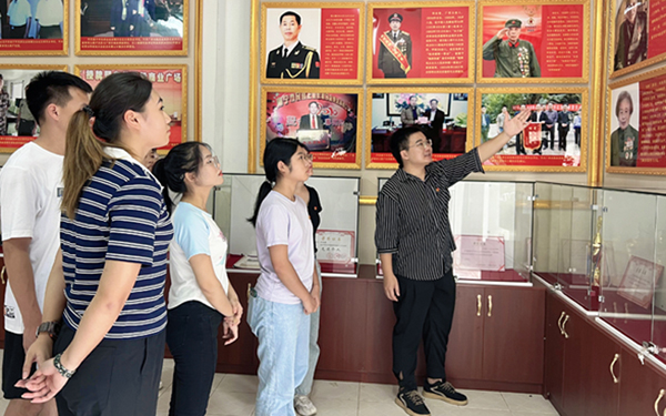参观红色文化展览馆。黄冰摄