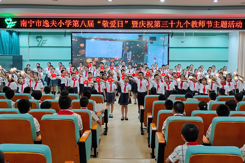 节目表演《把未来点亮》。覃炫铭摄