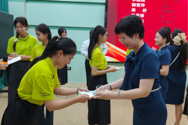 青蓝工程师徒结对拜师。覃炫铭摄