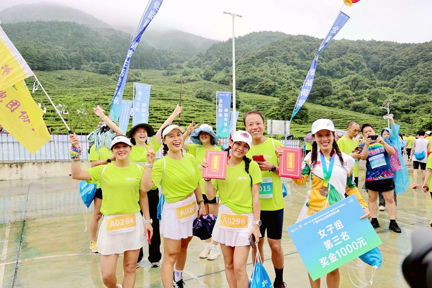 選手們賽后合影。港北區融媒體中心供圖