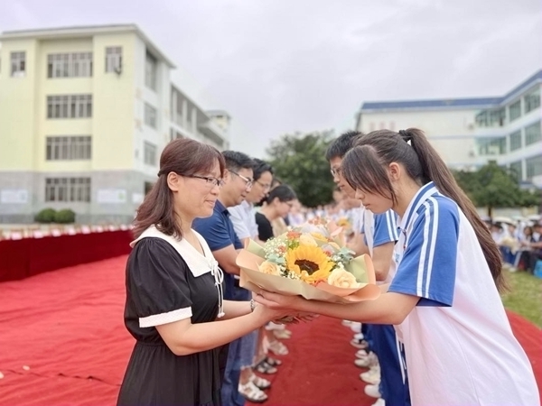 學生代表向老師獻花