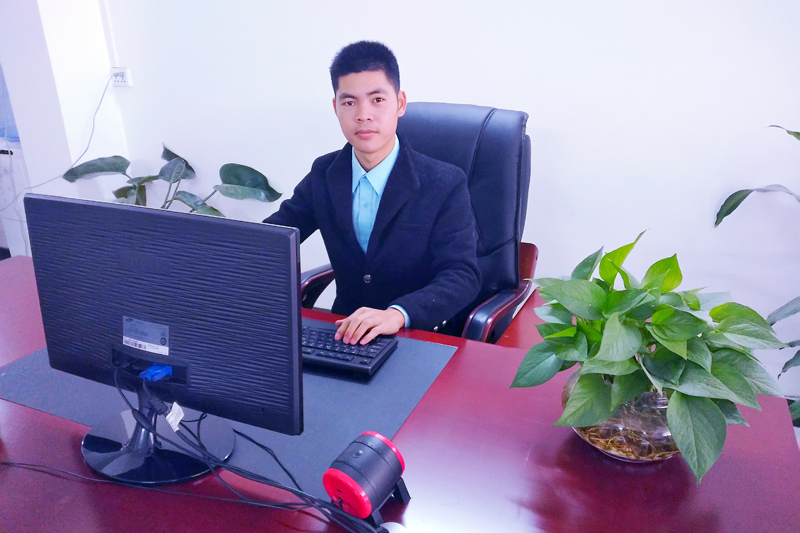 黎森華在公司處理日常工作事務。岑溪中專供圖