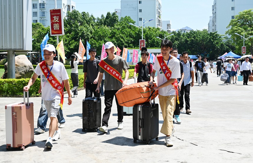 迎新志願者熱情服務。李海華攝