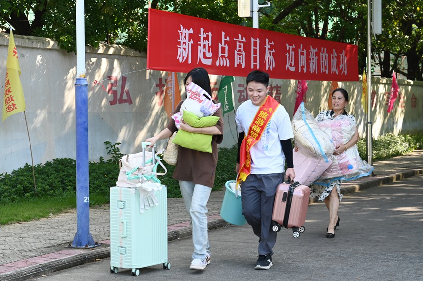 迎新志願者熱情服務。李海華攝