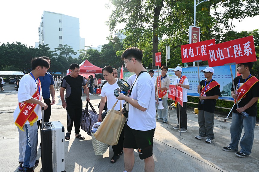 迎新志願者熱情服務。李海華攝