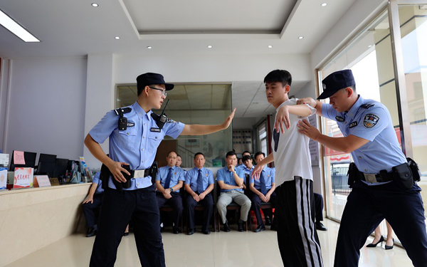 法警進行應急處突演練