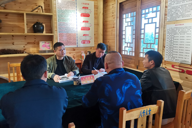 3月1日，贺街镇西南村民情直达室中正在接访代表。
