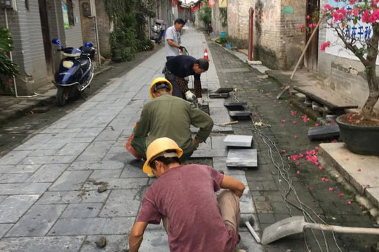 在人大代表及“三官一員”的共同助力下，賓州鎮南街社區街道路面得到修繕。