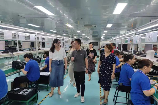 人大代表到工業園區走訪，幫助解決用工難、搭建商務洽談平台等問題。