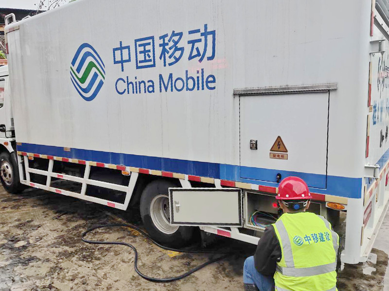 在钦州浦北,移动网络保障人员启动应急通信车开展现场保障。 庞淇尹摄