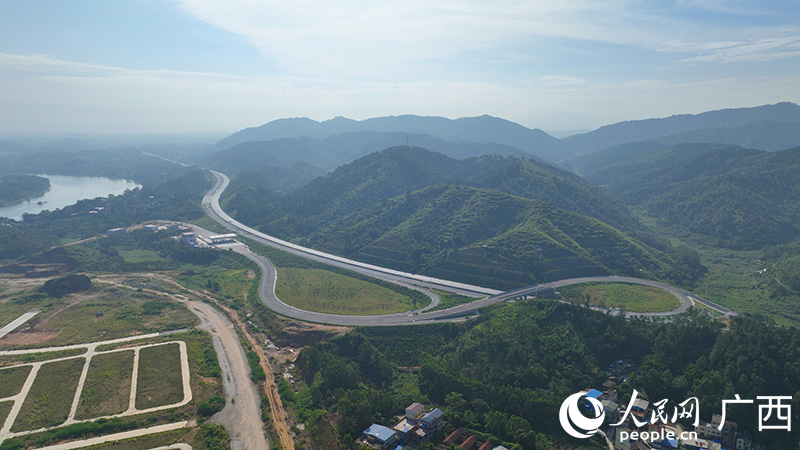 建设中的高速公路工程。人民网 付华周摄