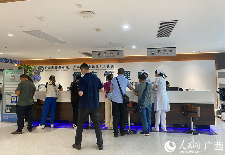 市民在广西壮族自治区人民医院健康管理中心预约体检。冯肖慧摄