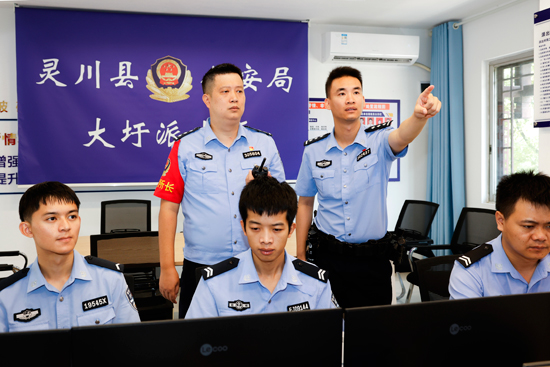 大圩镇警务工作站远程指挥中心。桂林市公安局供图