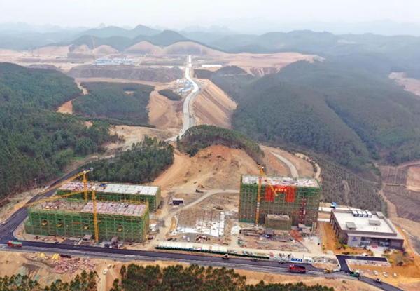 建设中的广西仙鹤新材料有限公司广西三江口新区高性能纸基新材料项目。