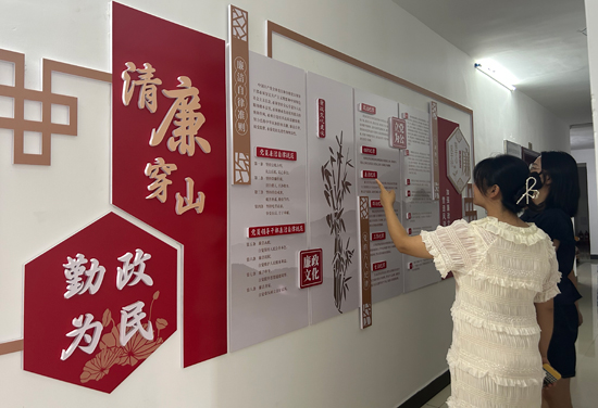 穿山街道打造清廉文化墙强化廉洁意识。周璇摄