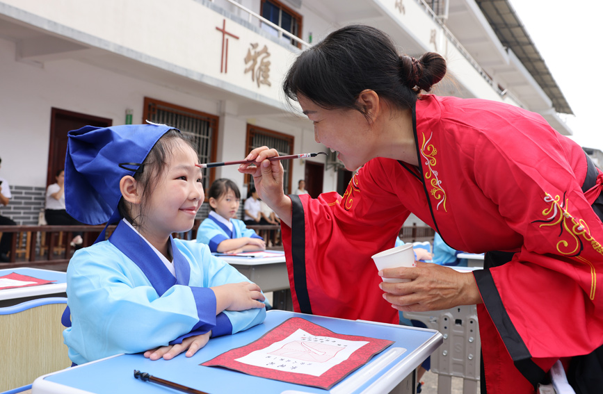 广西桂林市平乐县平乐镇第一小学开笔礼中的“朱砂启明志“