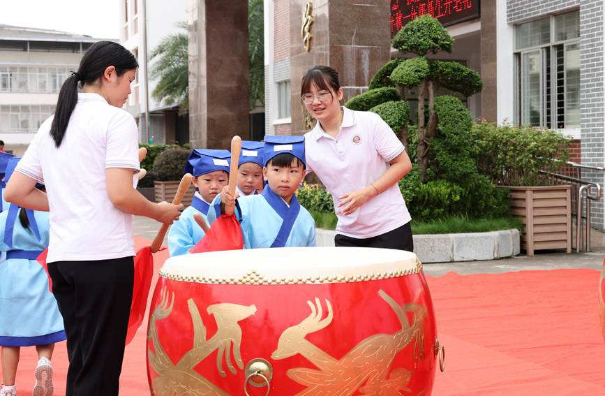 广西桂林市平乐县平乐镇第一小学开笔礼中的“击鼓明志”