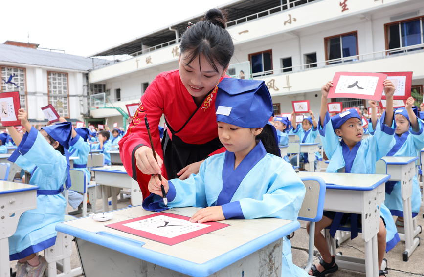 广西桂林市平乐县平乐镇第一小学开笔礼中的“启蒙描红“