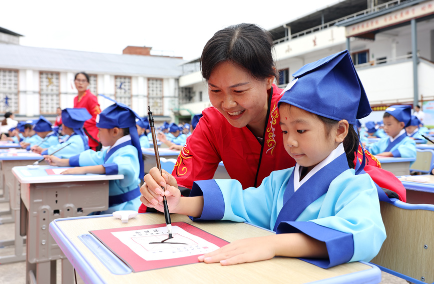 广西桂林市平乐县平乐镇第一小学开笔礼中的“启蒙描红“