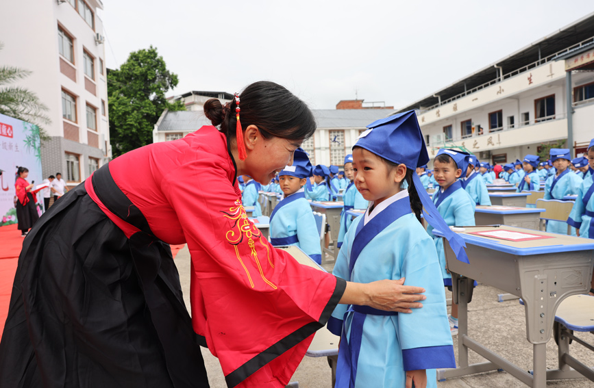 9月13日，广西桂林市平乐县平乐镇第一小学开笔礼中的“正衣冠“仪式