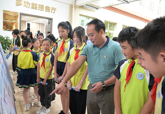 師生參觀網絡安全宣傳板報