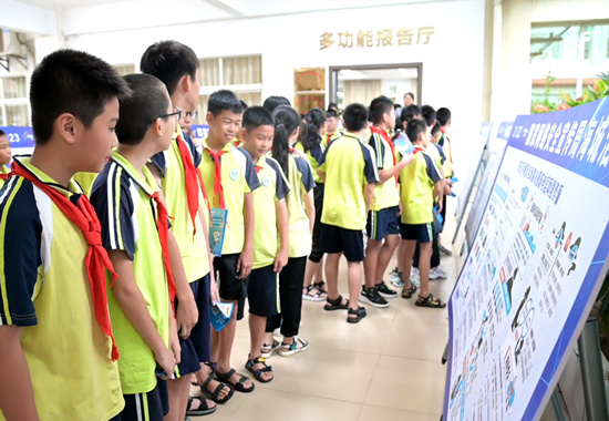 學生們參觀網絡安全宣傳板報