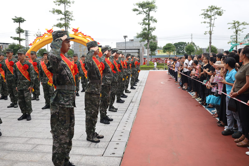 入伍新兵在送兵仪式结束后，向前来送行的亲人朋友敬礼