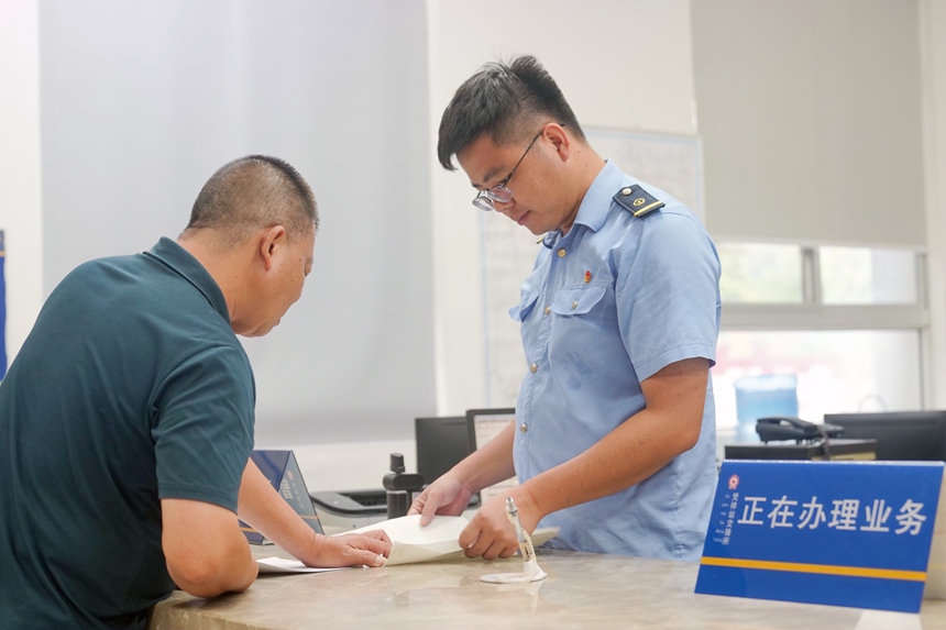 国铁凭祥口岸物流中心职工正在与跨境货物客户介绍跨境办理业务。陈星宇摄