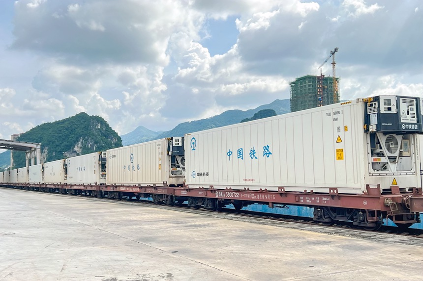 一列装满新鲜瓜果的中越跨境冷链集装箱到达凭祥铁路口岸，即将卸车进行查验工作。任志伟摄