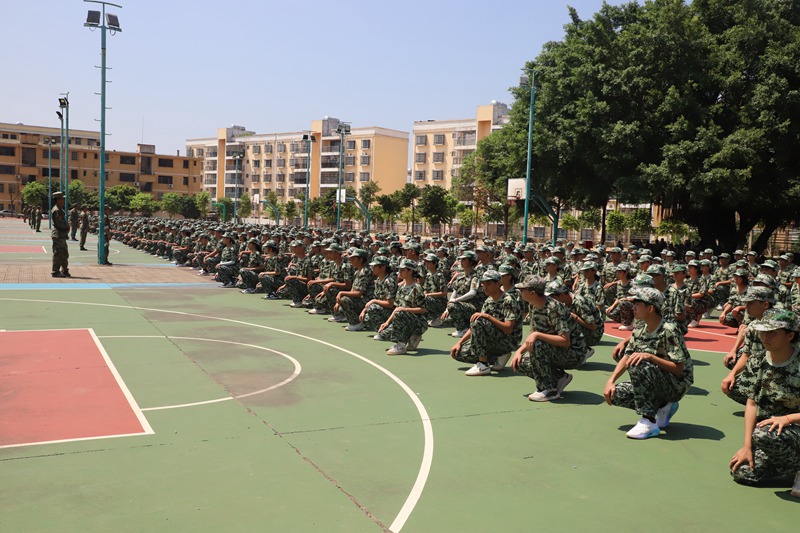 参训学生在骄阳下刻苦训练蹲姿。高伟奕摄
