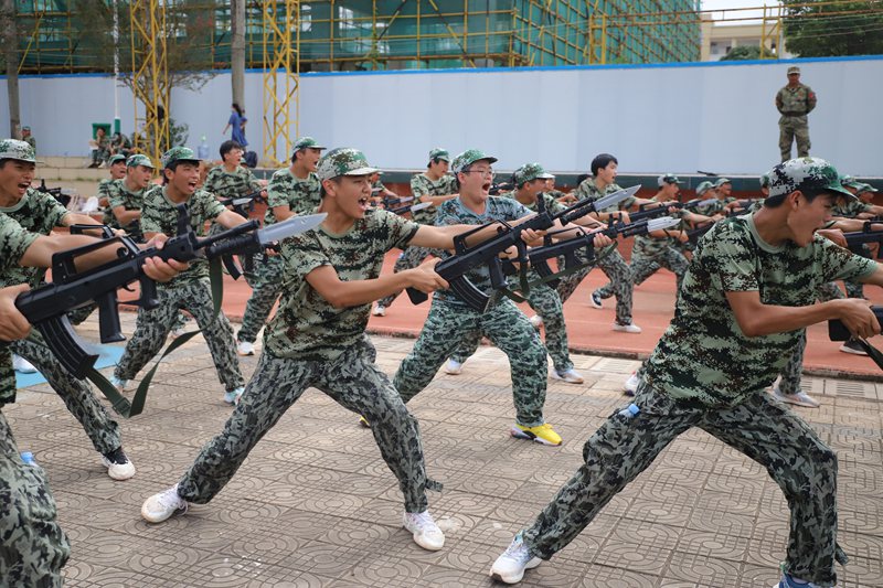 同学们正在训练。付平摄