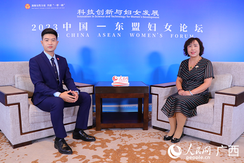 李海燕接受人民网专访。人民网记者 谭江波摄