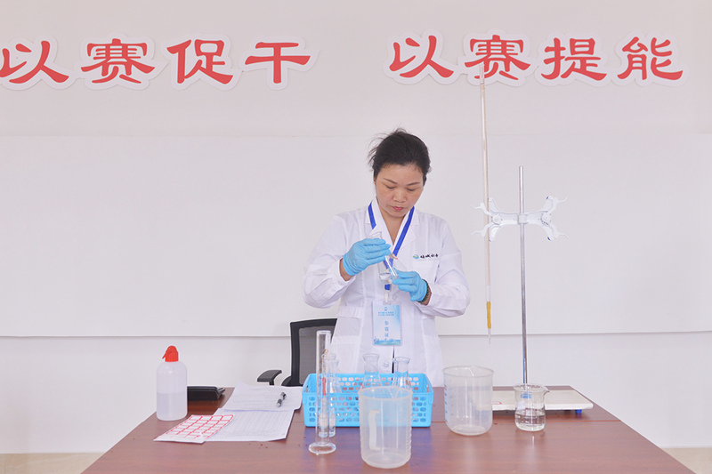 在操作技能竞赛中，参赛选手在认真进行化验操作。杨健摄