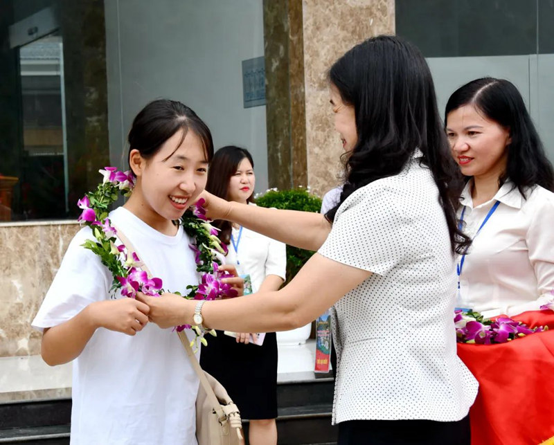 越南友人为中国游客戴上花环，表示欢迎。蒋欣攸摄