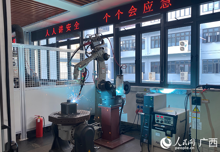 在智能焊接技术中心，工业机器人正按照设定的轨迹“工作”。人民网 冯肖慧摄