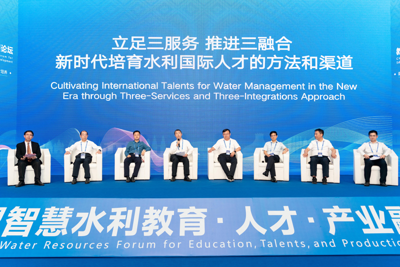 中国—东盟智慧水利教育·人才·产业融合发展论坛现场圆桌会议。学校供图