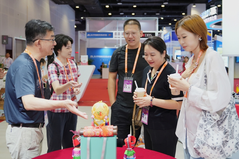 “八桂传情•锦绣鼓韵”贵金属产品吸引了众多观展客户驻足参观并询价购买。杨元福摄