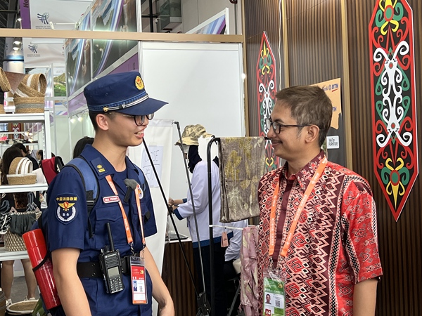 帮助外国友人答疑。南宁消防供图