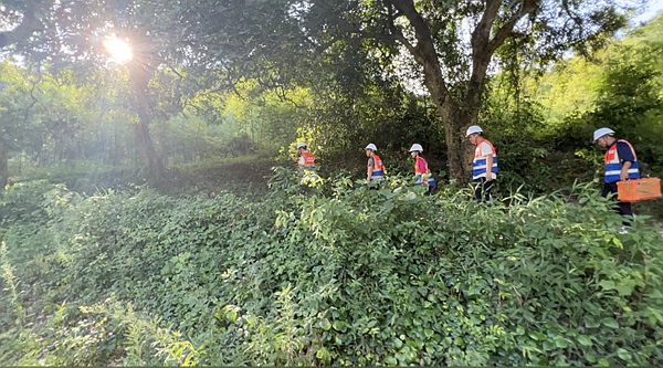 中国联通项目经理李兰东与项目团队一起翻山越岭查勘光缆线路。中国联通供图