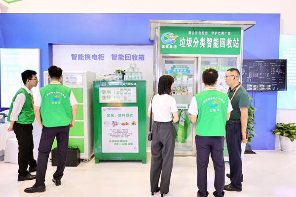 参展观众体验智能回收站的方便与快捷。广西循环集团供图