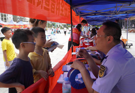 桂林市市场监管局工作人员为小朋友讲解燃气安全知识