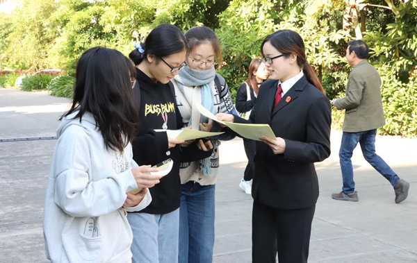 学校与北海市海城区人民法院联合开展国家宪法日普法宣传活动。北海艺术设计学院供图