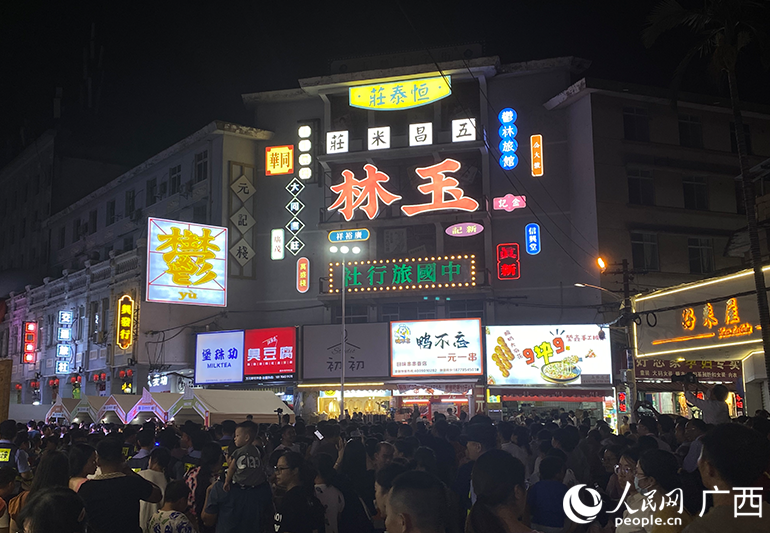 活动现场人潮涌动，热闹非凡。人民网 冯肖慧摄