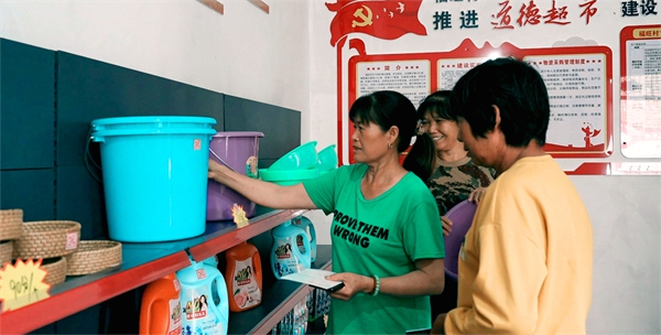村民在道德超市里兑换相应物品。浦北县委宣传部供图