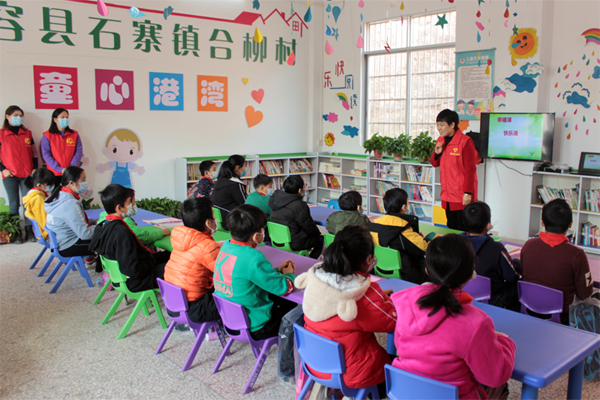容縣集中安置區家長學校聯合縣心理健康輔導中心為孩子上心理健康講座。容縣婦聯供圖