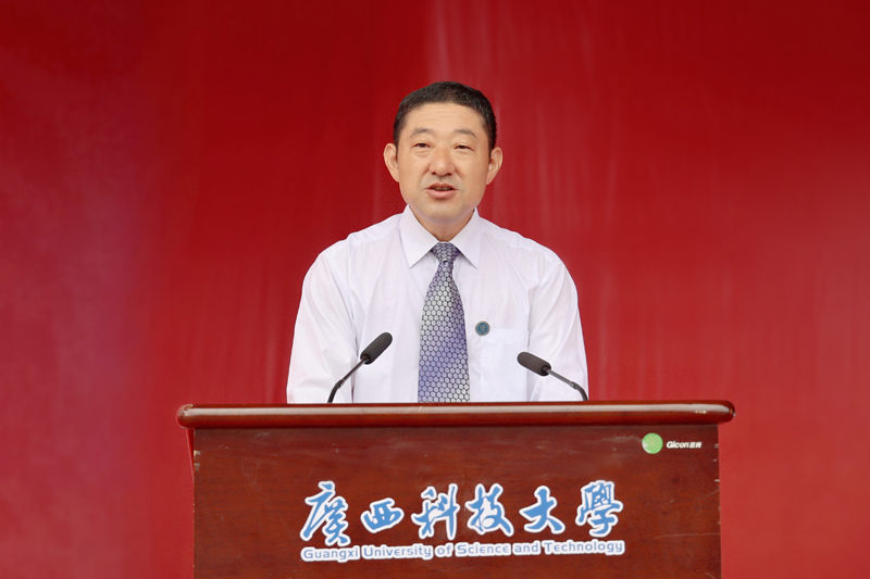 广西科技大学党委副书记、校长刘宝臣寄语新生。罗杰摄