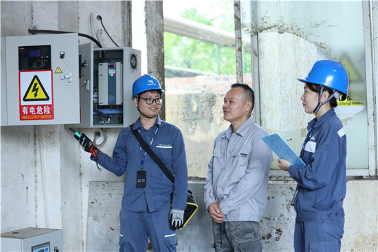 南方电网广西钦州灵山供电局太平供电所党员服务队到汇丰林化有限公司开展安全用电检查指导。陈心诚摄