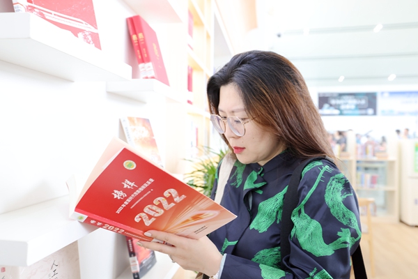 圖2：參觀人員在欽州東站高鐵讀書驛站裡翻閱圖書（邢星 攝）